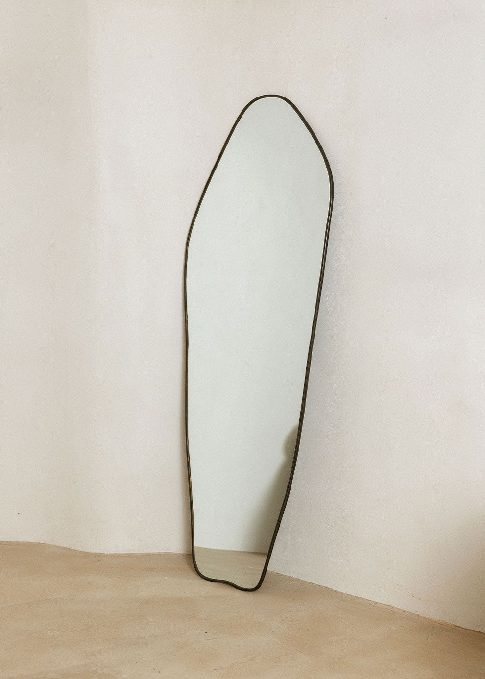 Espejo de pie con marco en aluminio lacado en negro.