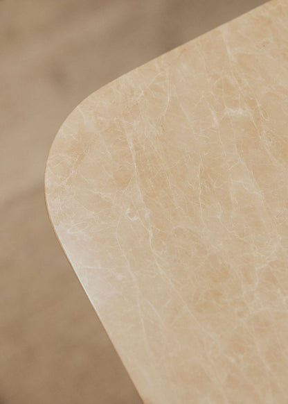 Mesa de comedor rectangular con pies en forma de cruz realizada en mármol Emperador claro pulido.