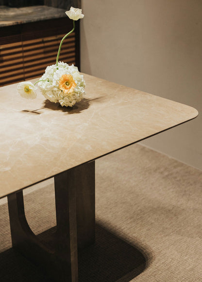 Mesa de comedor rectangular con pies en forma de cruz realizada en mármol Emperador claro pulido.