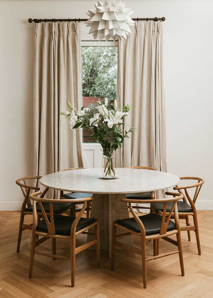 Mesa de comedor circular con pie central realizada en cuarcita Taj Majal.