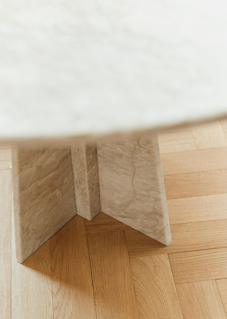 Mesa de comedor circular con pie central realizada en cuarcita Taj Majal.