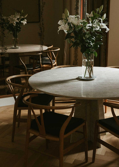Mesa de comedor circular con pie central realizada en cuarcita Taj Majal.