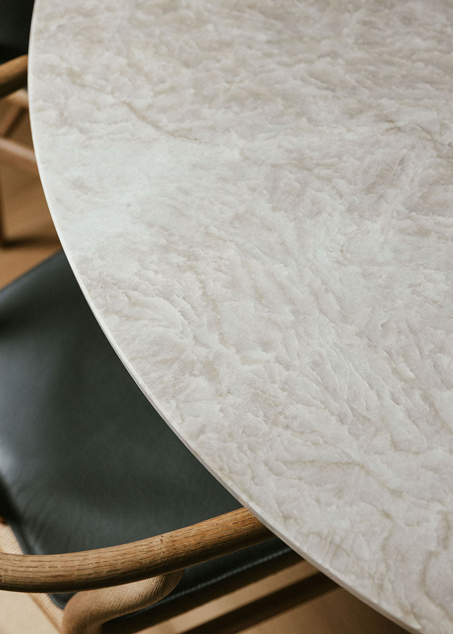 Mesa de comedor circular con pie central realizada en cuarcita Taj Majal.