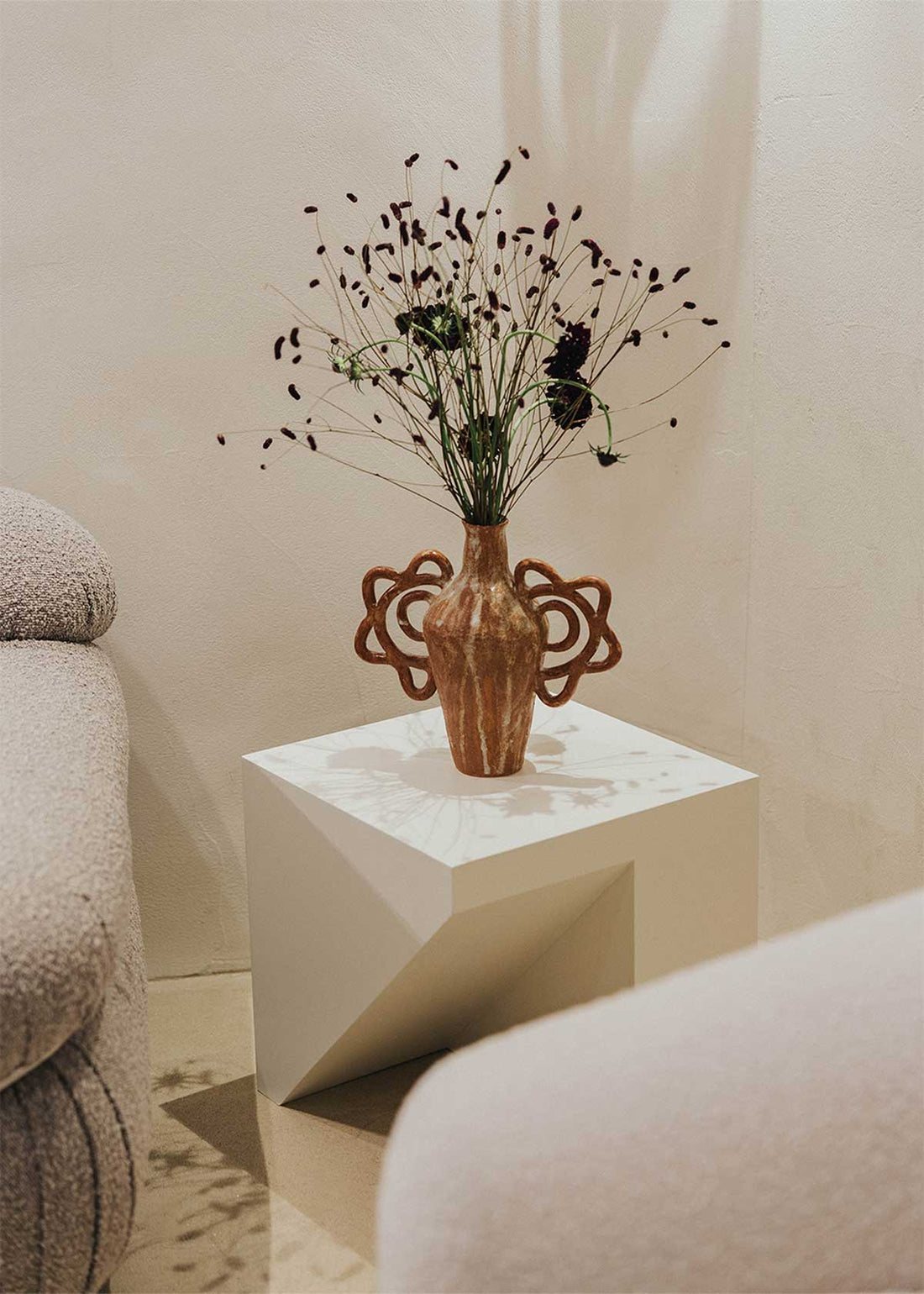 Mesa auxiliar en DM lacado.