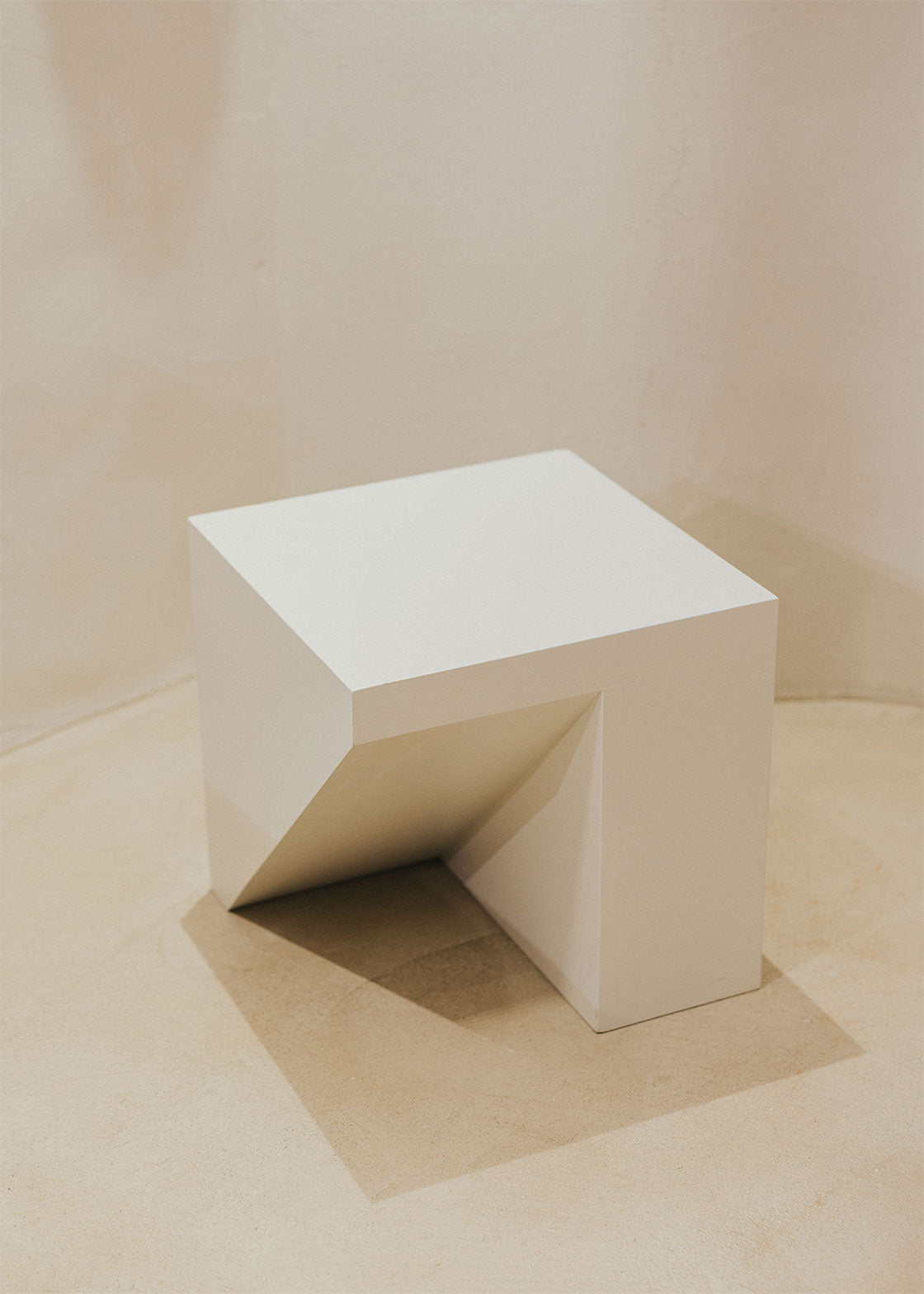 Mesa auxiliar en DM lacado.