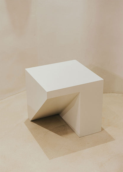 Mesa auxiliar en DM lacado.