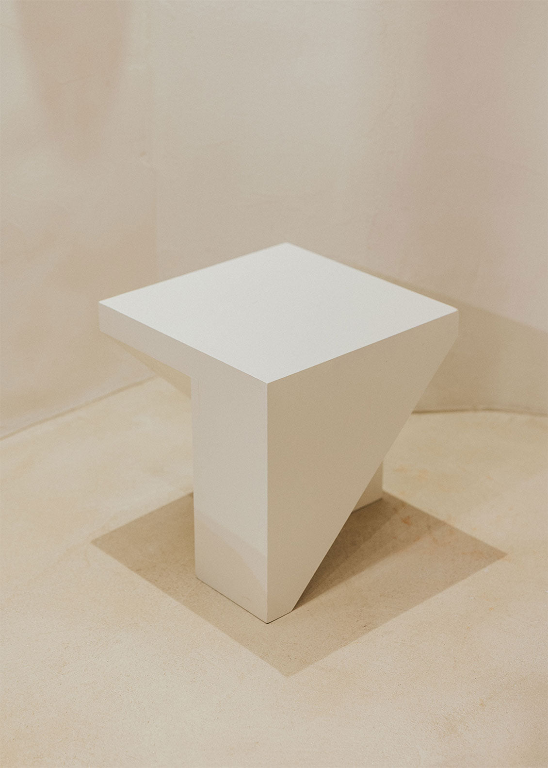 Mesa auxiliar en DM lacado.