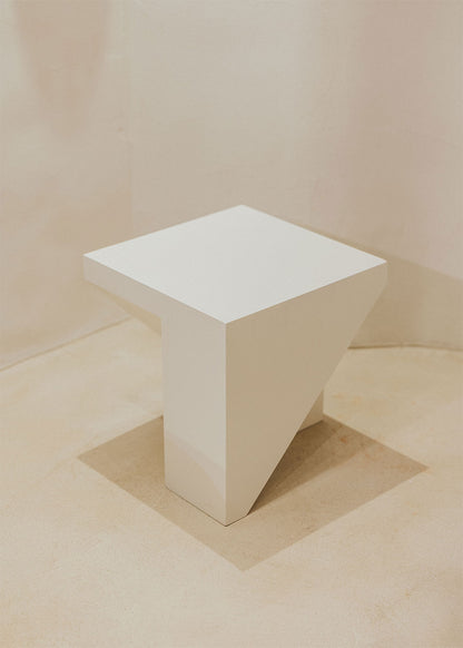 Mesa auxiliar en DM lacado.