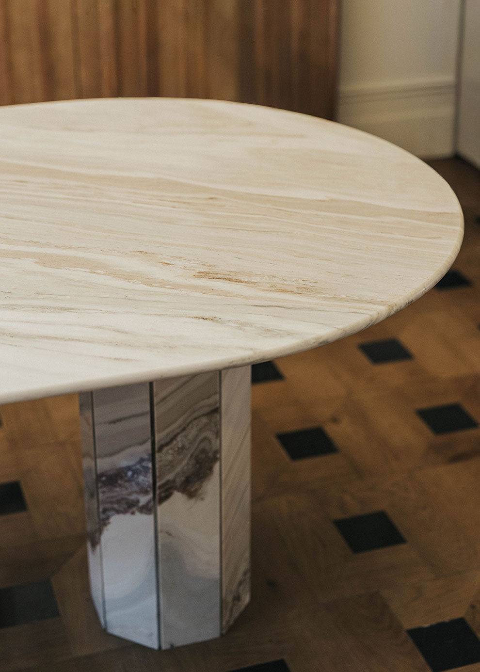 Mesa de comedor rectangular con bordes circulares y pies octogonales realizada en mármol Palisandro pulido.