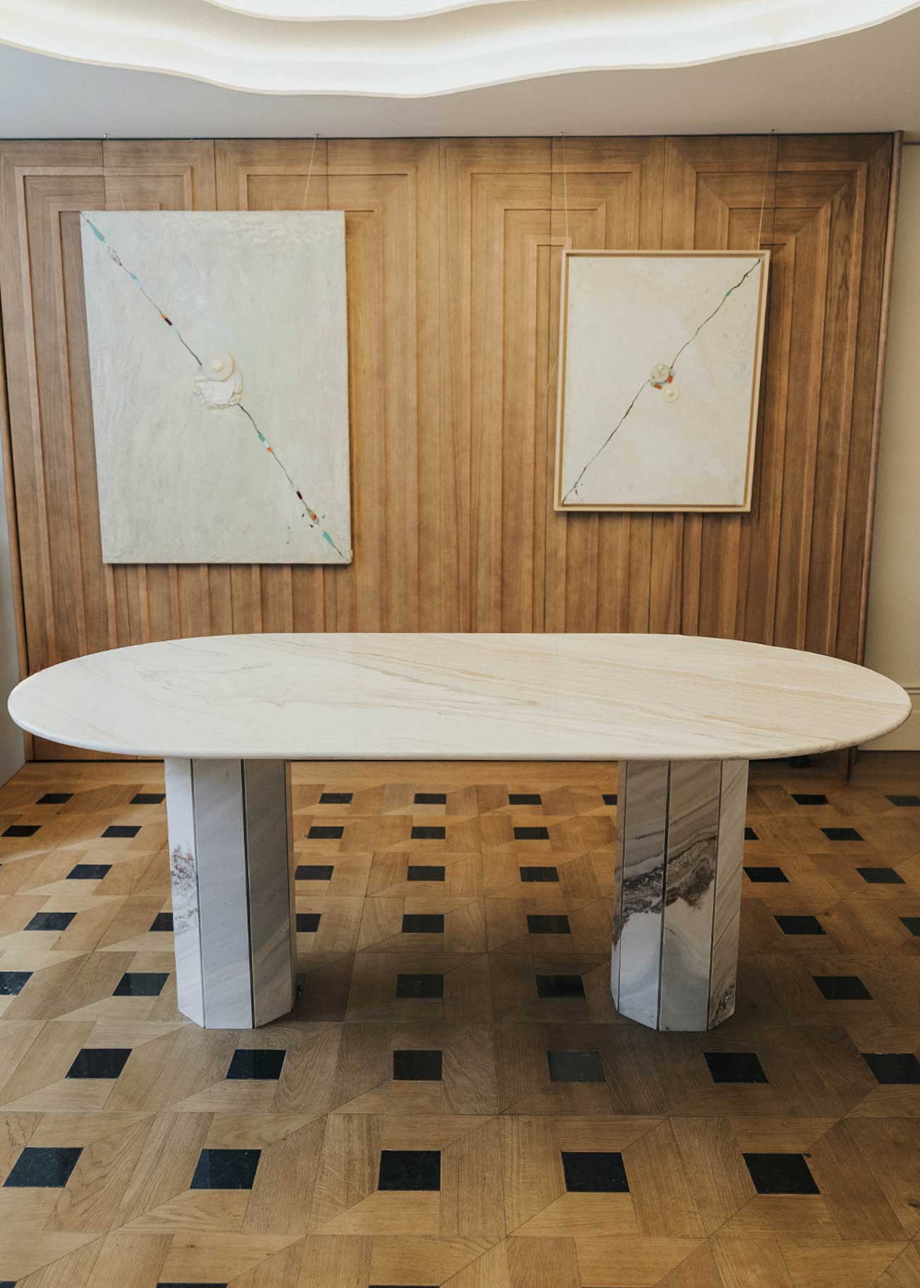 Mesa de comedor rectangular con bordes circulares y pies octogonales realizada en mármol Palisandro pulido.