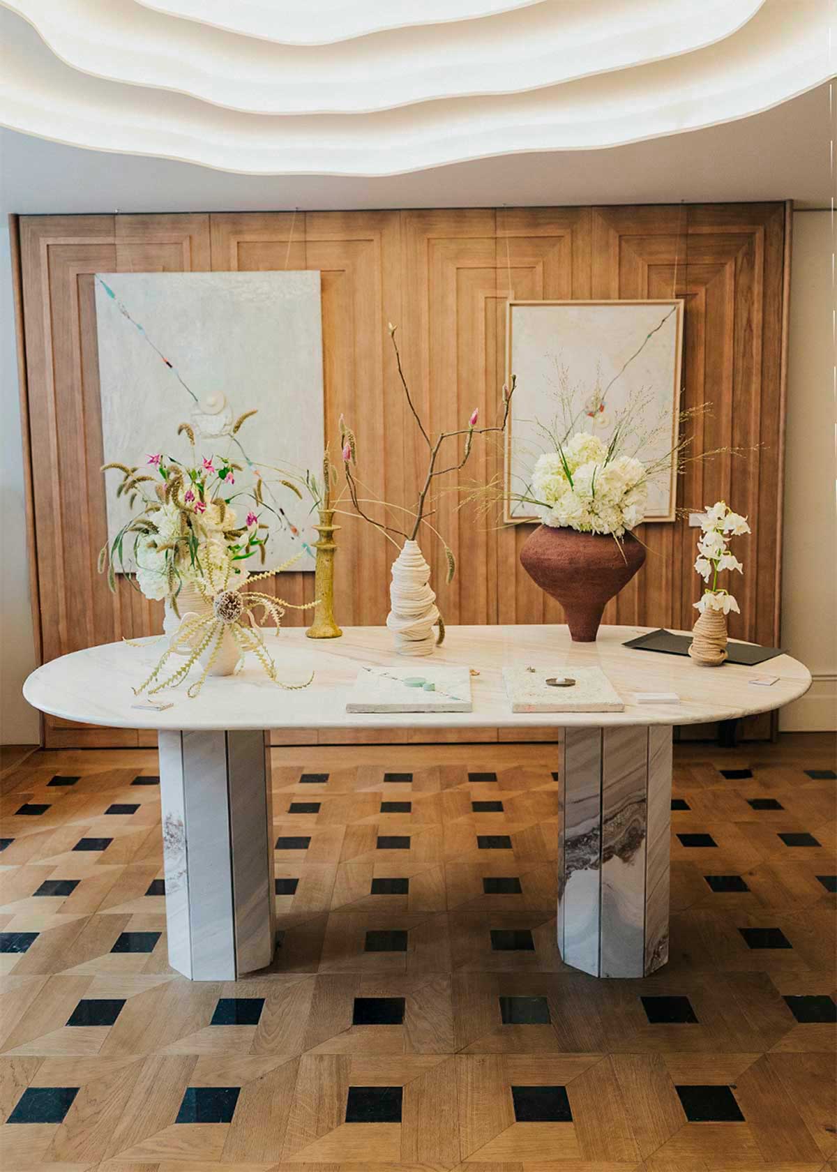 Mesa de comedor rectangular con bordes circulares y pies octogonales realizada en mármol Palisandro pulido.