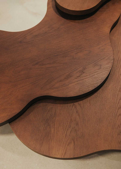 Conjunto de mesas de centro en madera realizada en roble tintado.