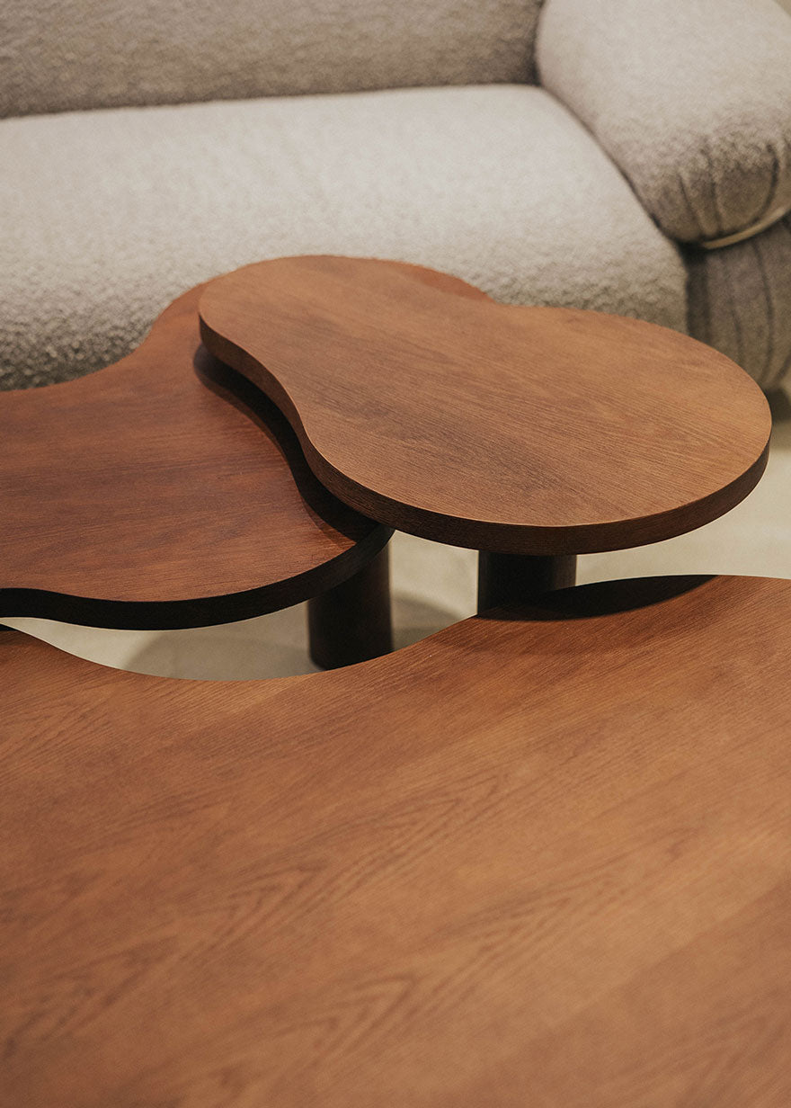 Conjunto de mesas de centro en madera realizada en roble tintado.