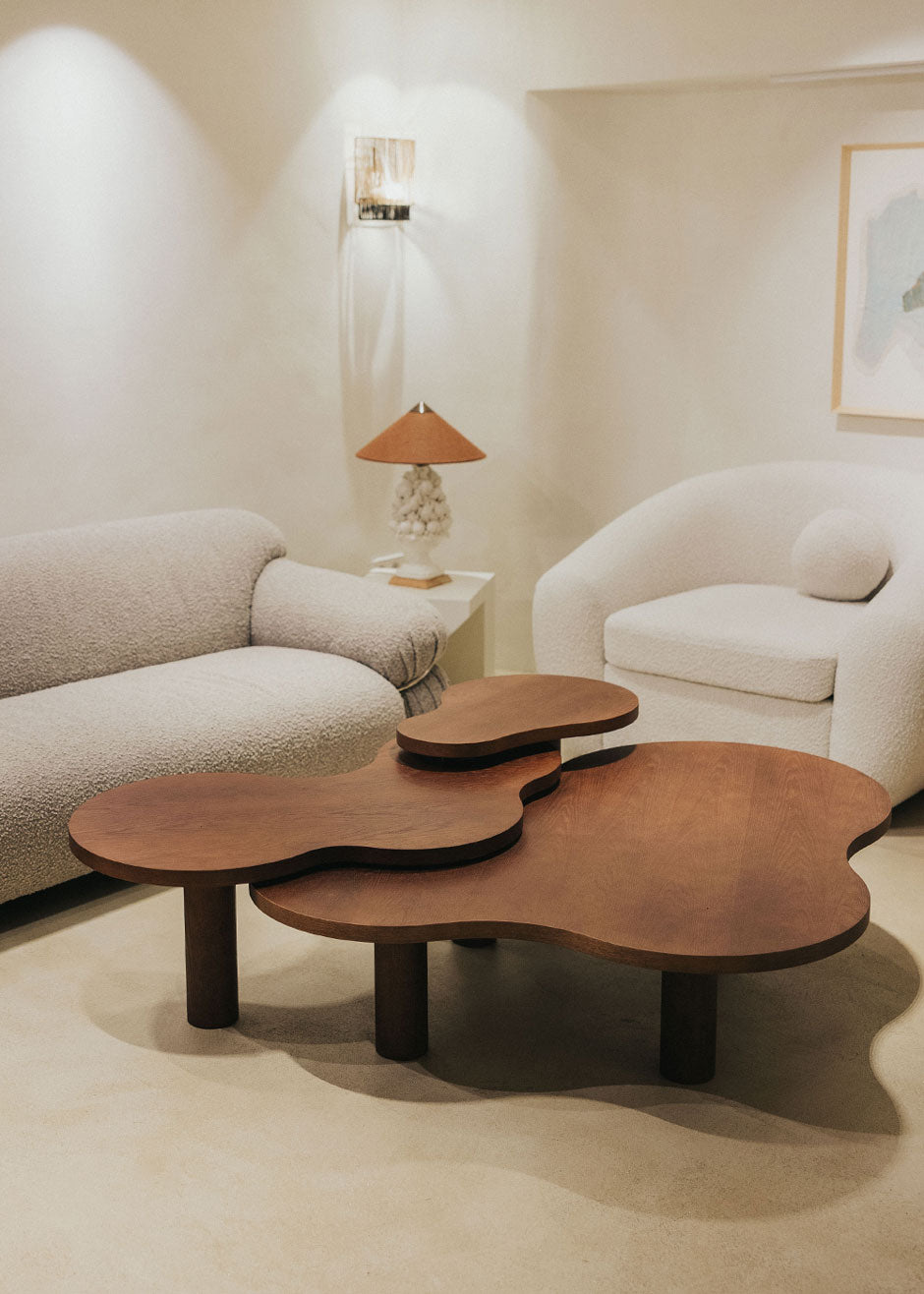 Conjunto de mesas de centro en madera realizada en roble tintado.