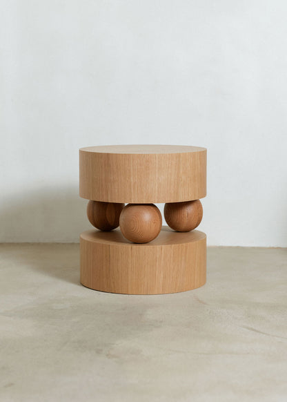 Mesa auxiliar en madera de roble.