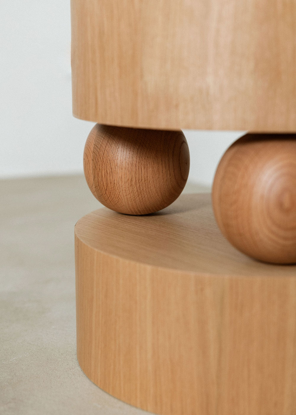 Mesa auxiliar en madera de roble.