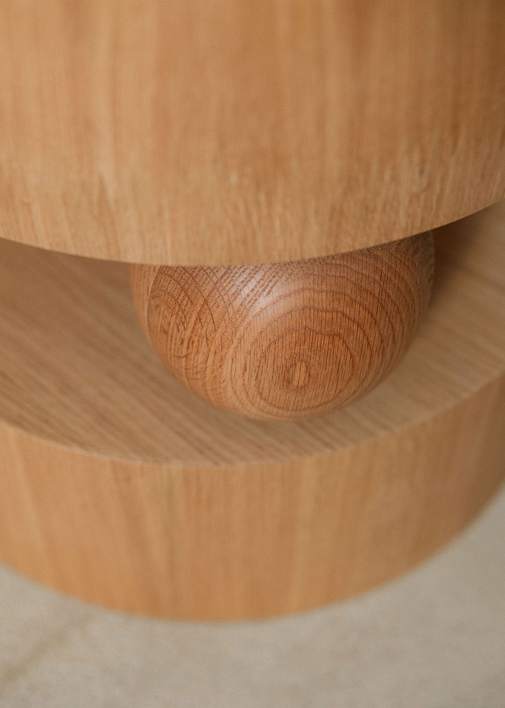 Mesa auxiliar en madera de roble.