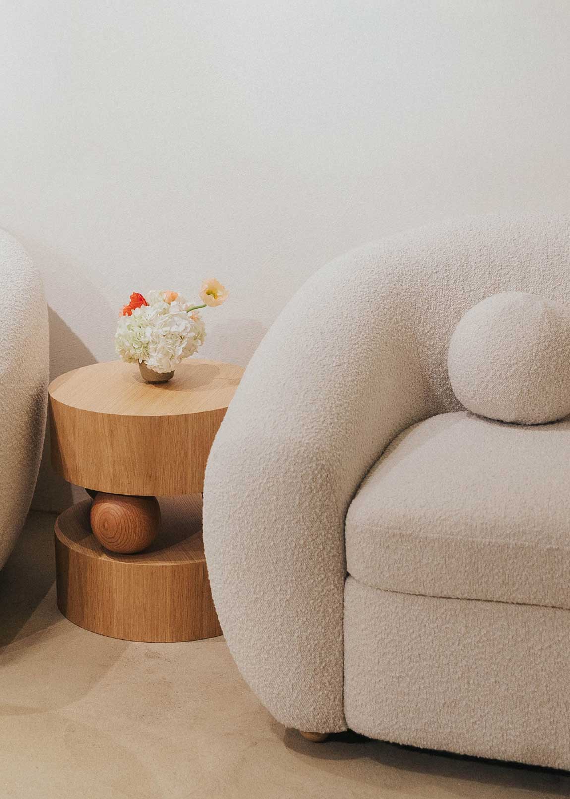 Mesa auxiliar en madera de roble.