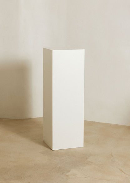 Peana decorativa realizada con DM lacado en beige.