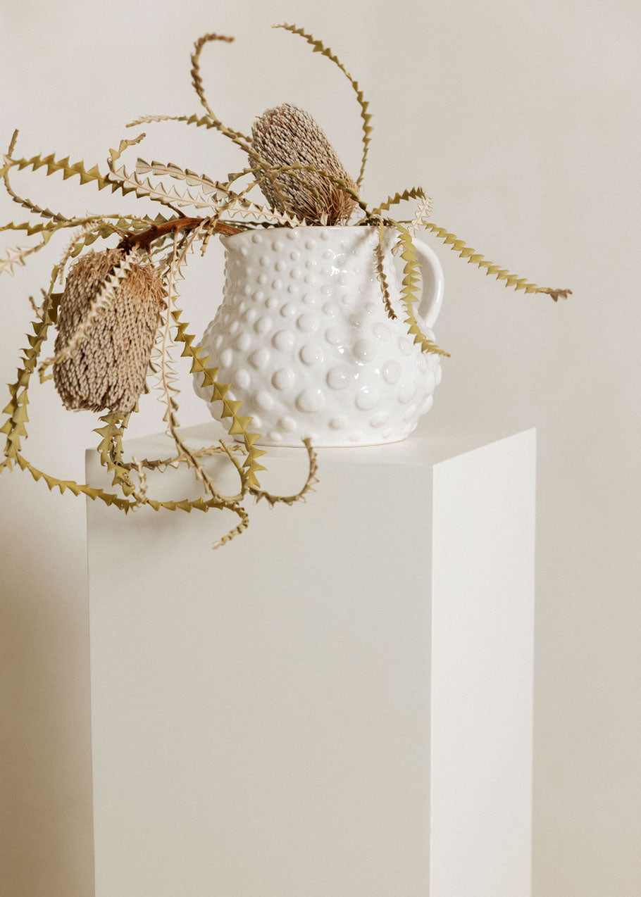 Peana decorativa realizada con DM lacado en beige.