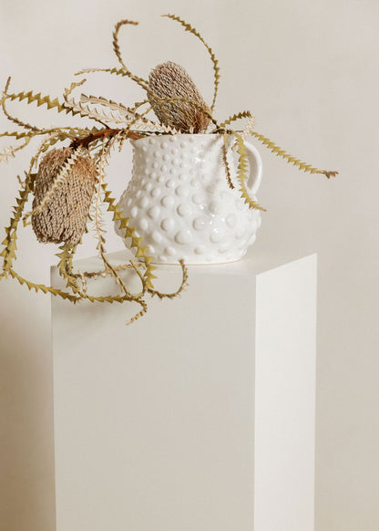 Peana decorativa realizada con DM lacado en beige.