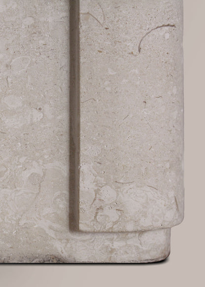 Lámpara de mesa con base escultórica realizada en un único bloque de piedra caliza tallado.