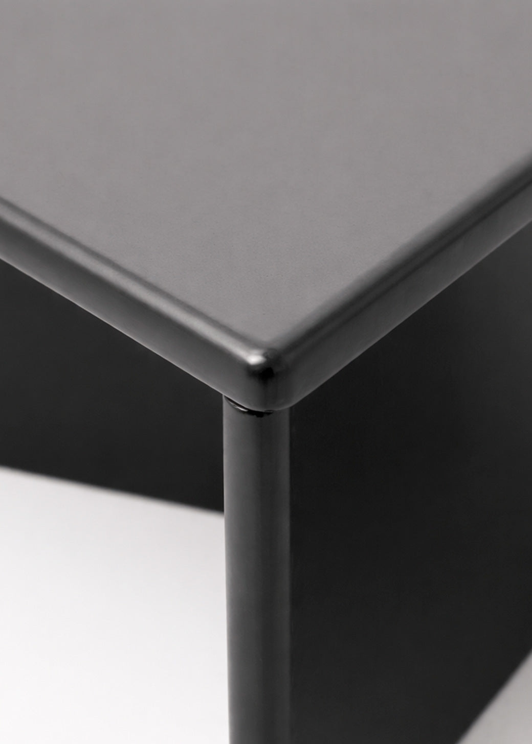 Mesa de centro triangular en madera lacada