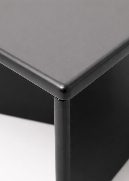 Mesa de centro triangular en madera lacada