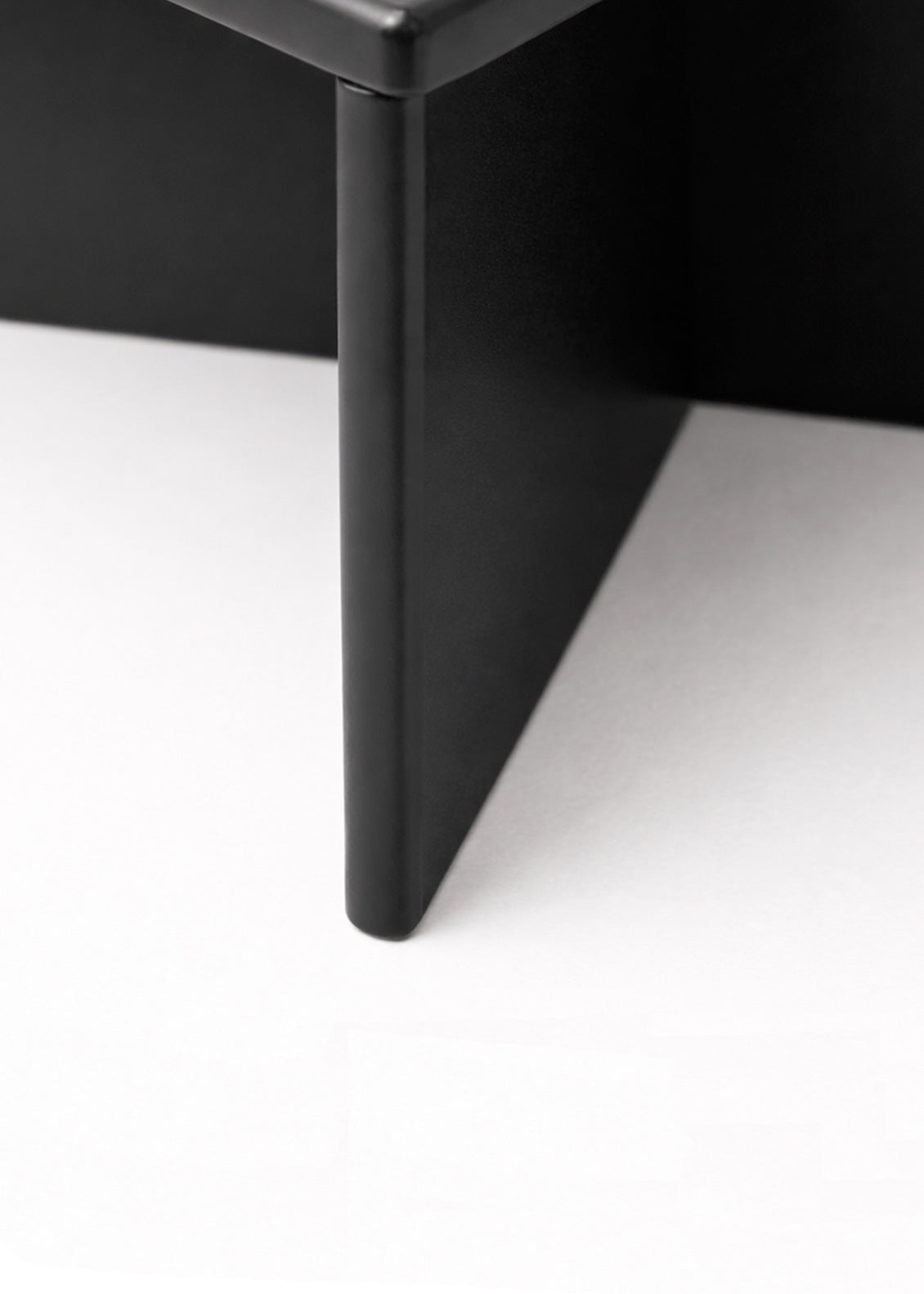 Mesa de centro triangular en madera lacada