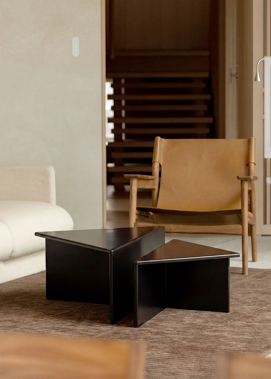 Mesa de centro triangular en madera lacada