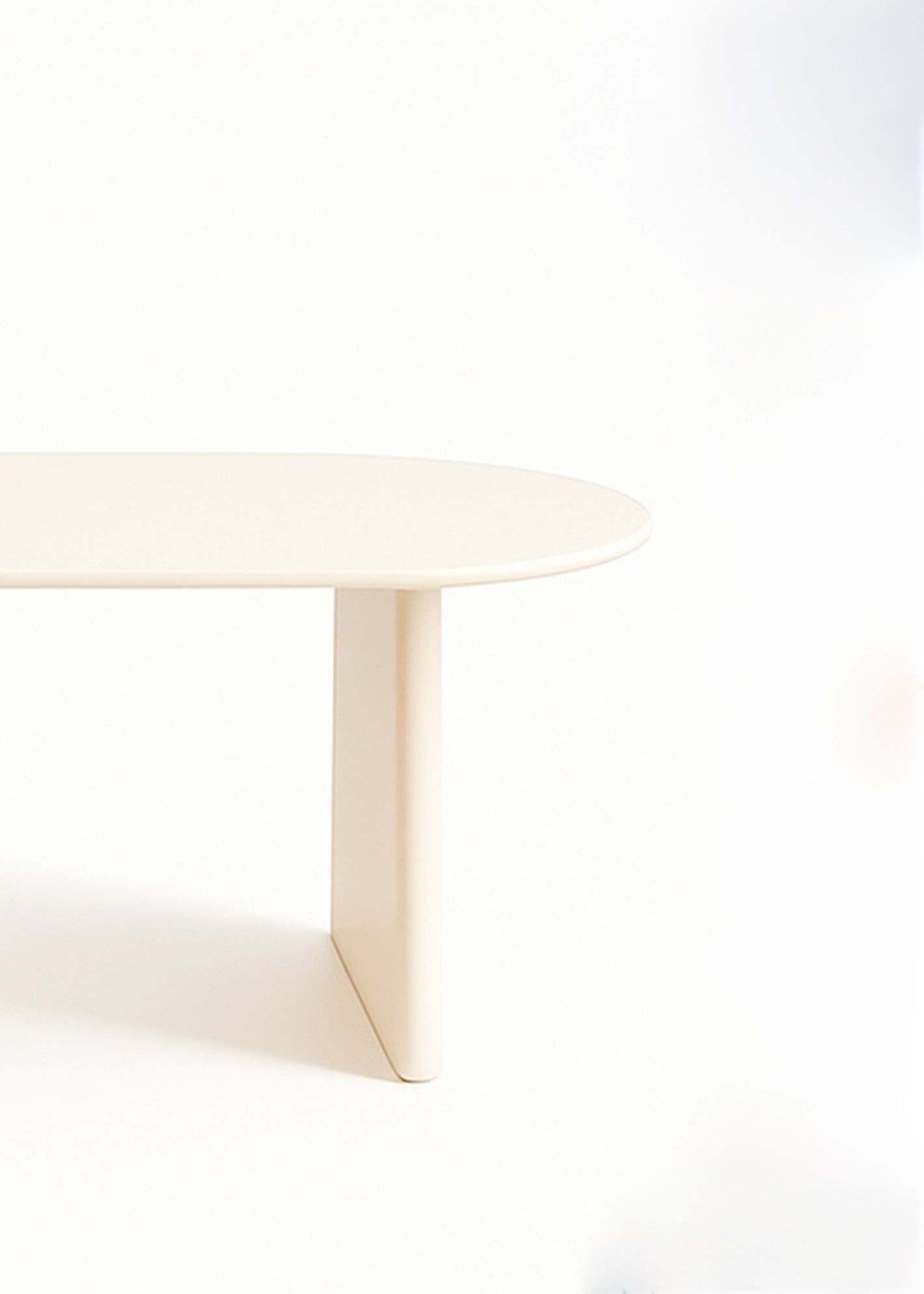 Mesa de comedor de madera lacada crema