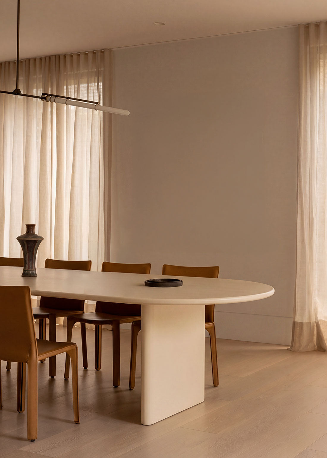 Mesa de comedor de madera lacada crema