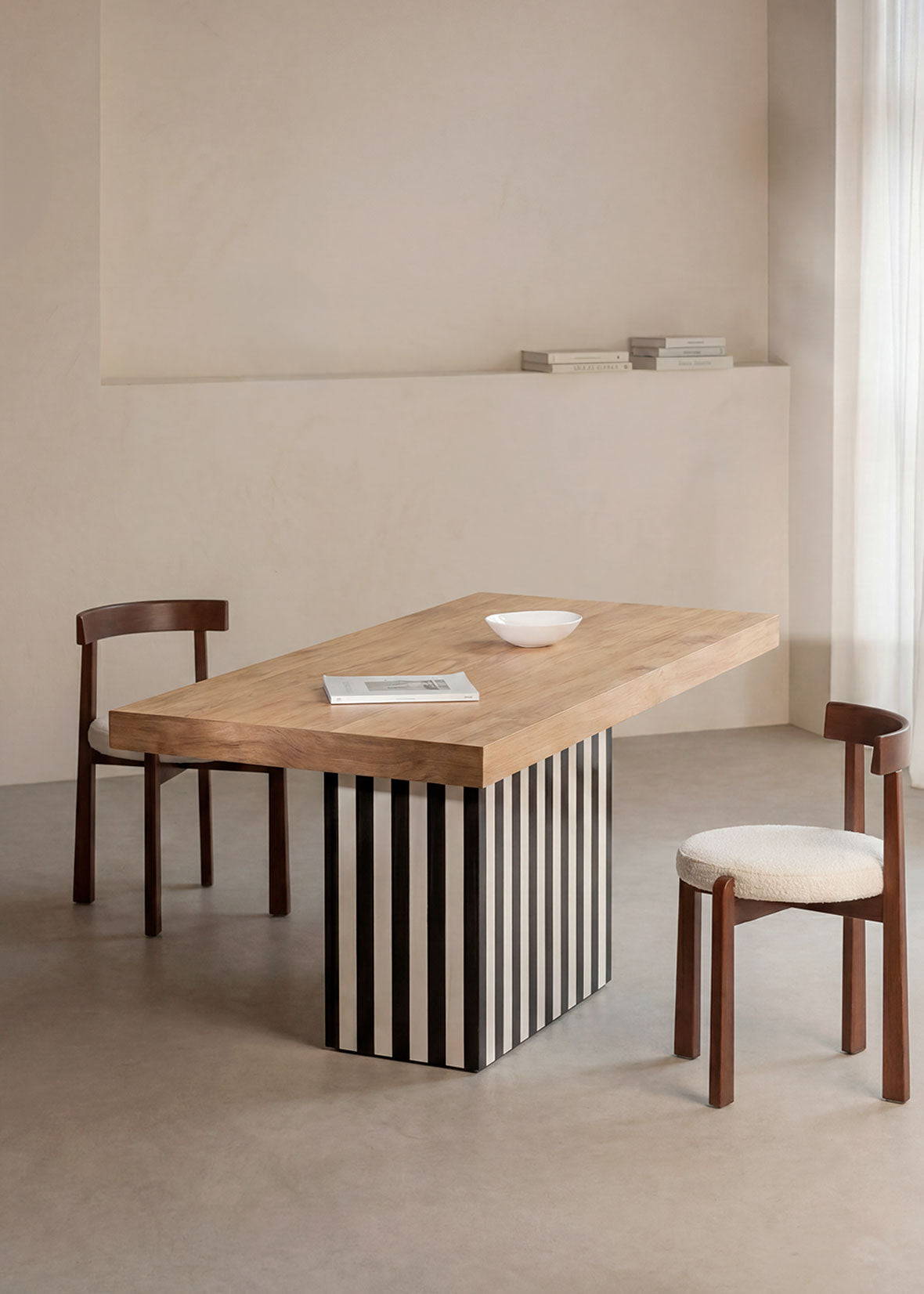 Mesa de comedor con pie de madera lacada a rayas
