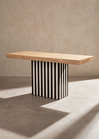 Mesa de comedor con pie de madera lacada a rayas