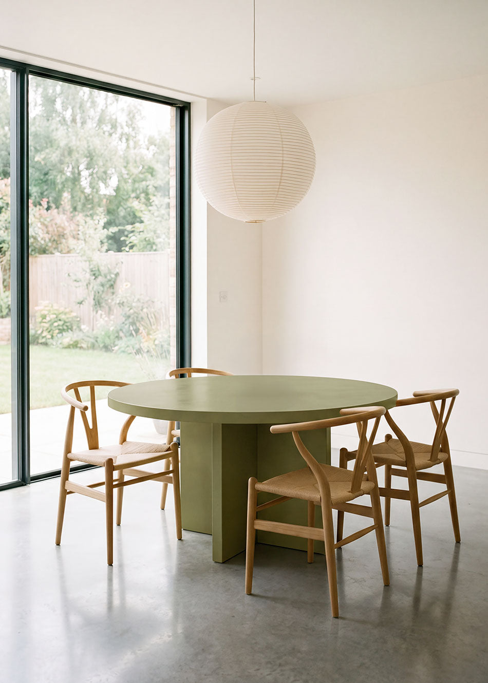 Mesa de comedor redonda en madera lacada