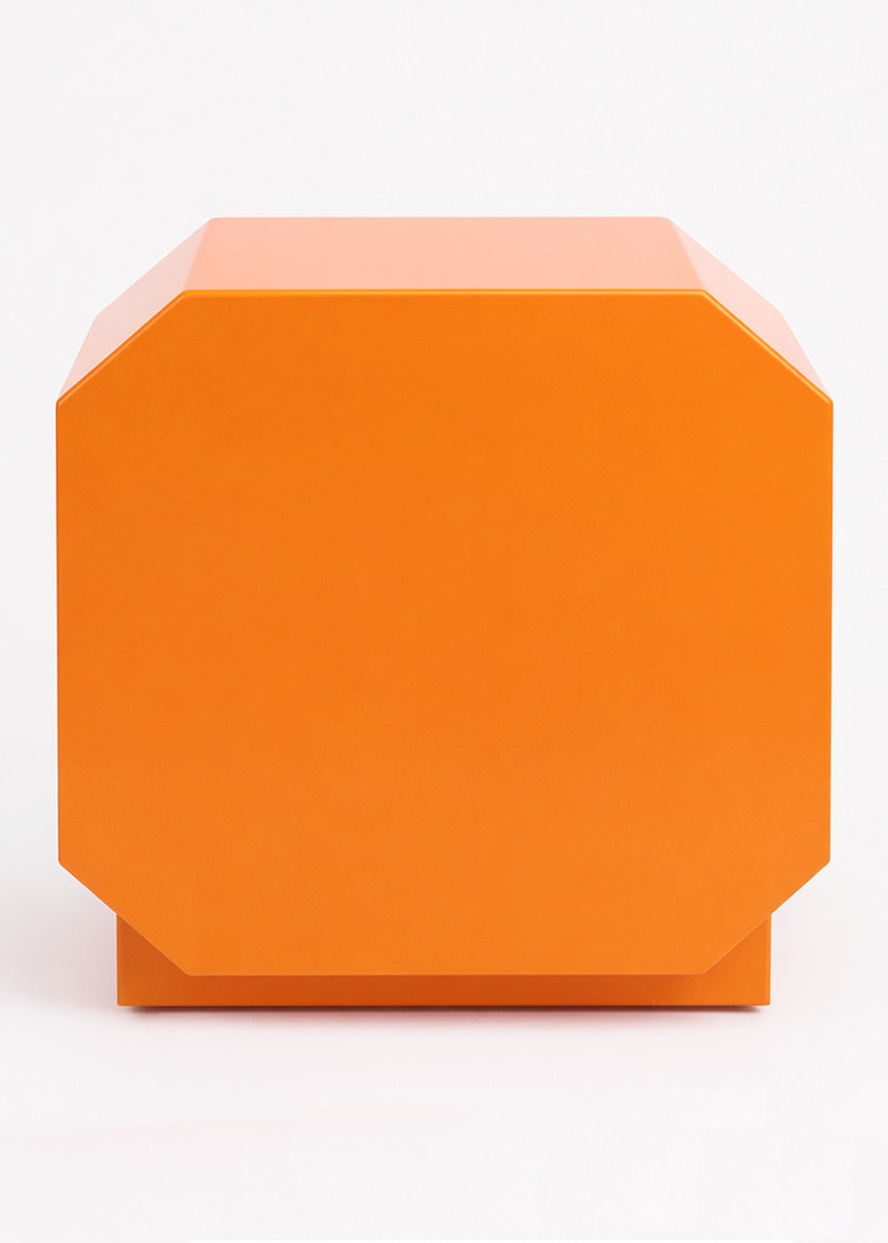 Mesita de noche en madera lacada naranja