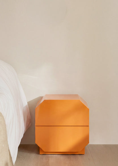 Mesita de noche en madera lacada naranja