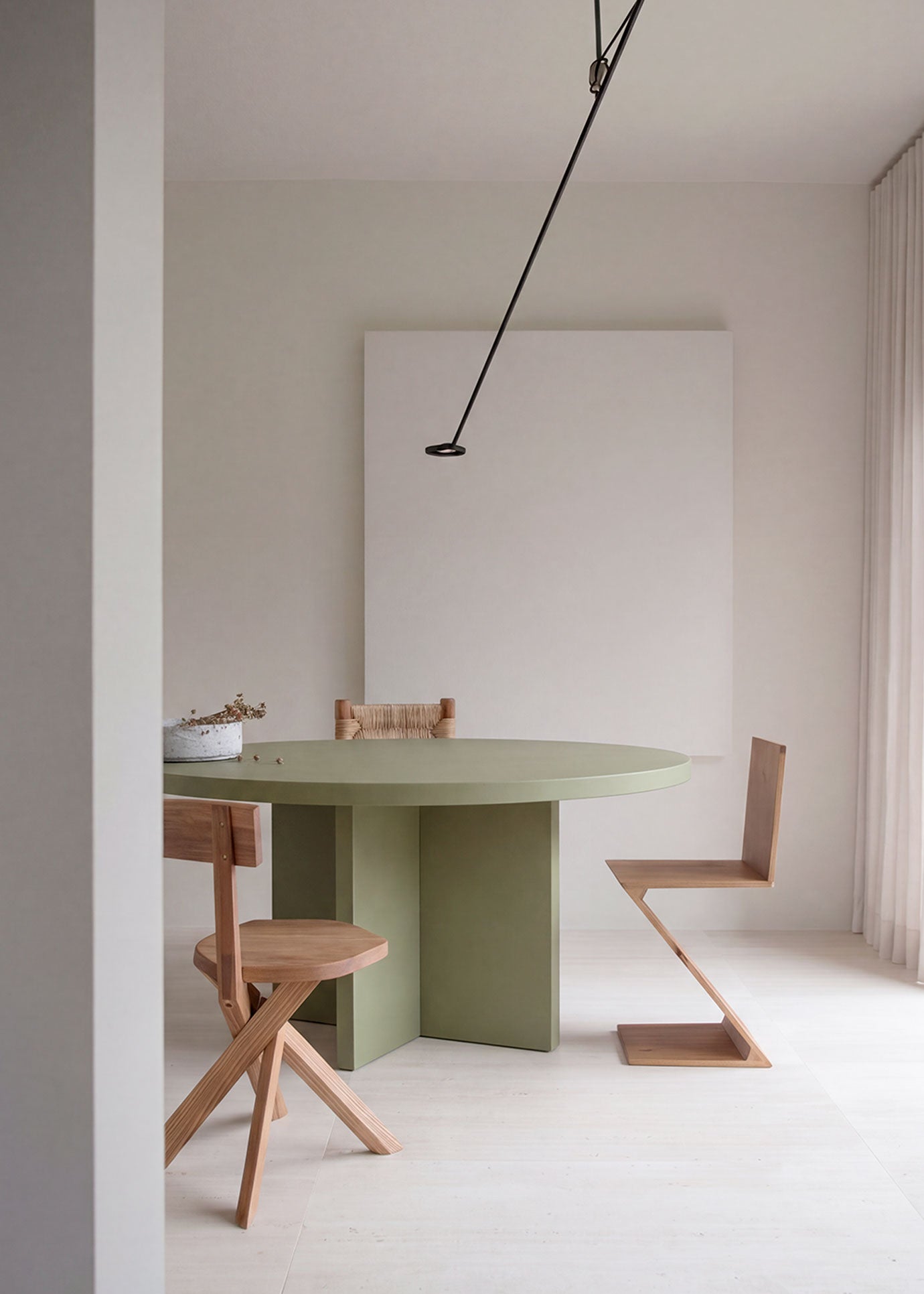 Mesa de comedor redonda en madera lacada