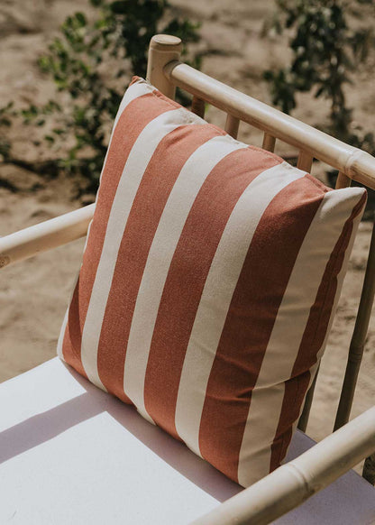 Almohadón cuadrado con estampado de rayas beige y teja.