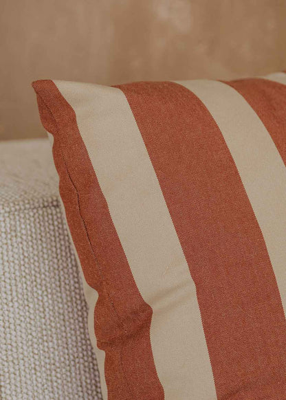 Almohadón cuadrado con estampado de rayas beige y teja.