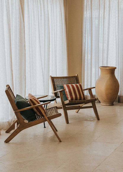 Almohadón cuadrado con estampado de rayas beige y teja.