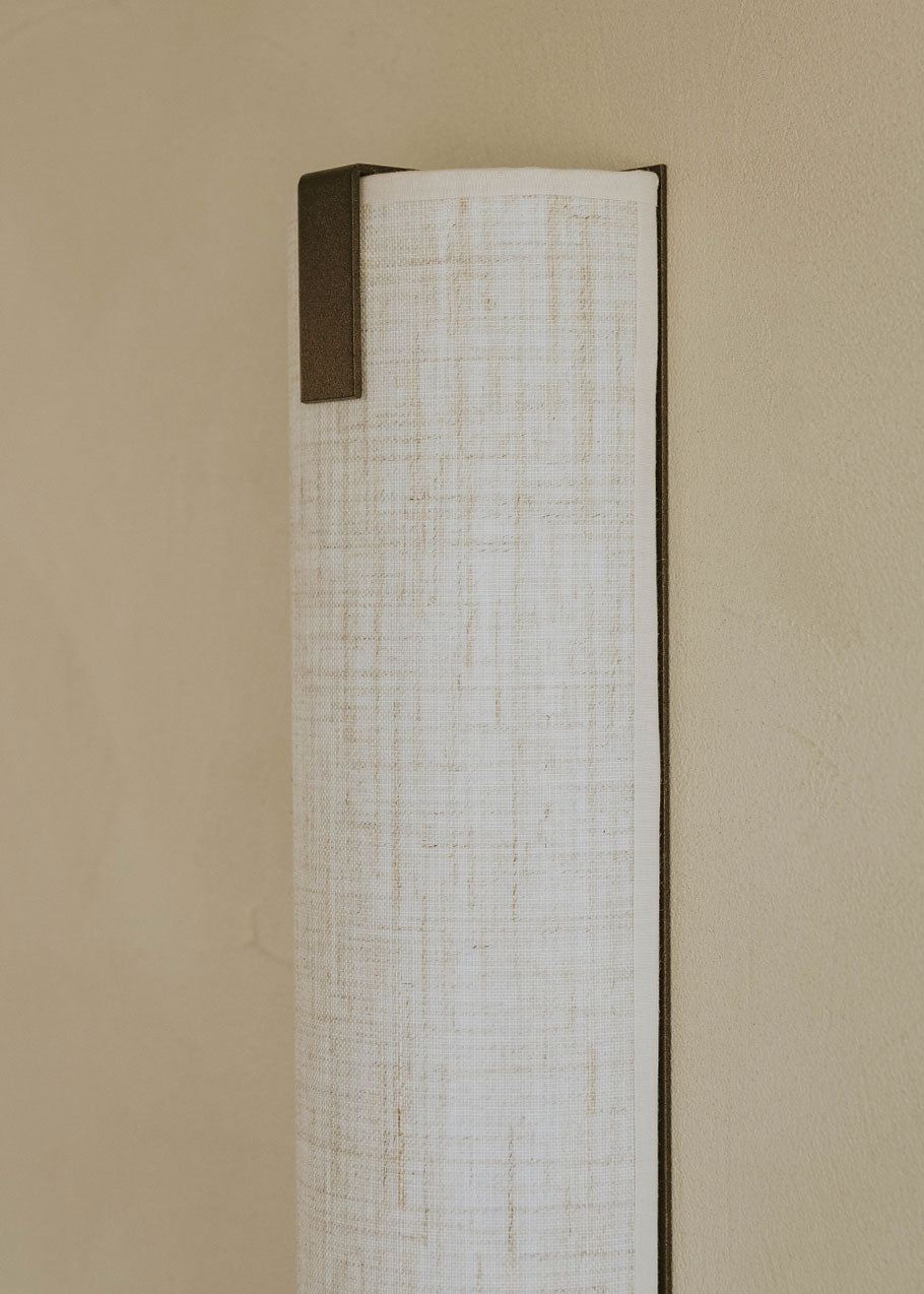 Aplique de aluminio acabado en óxido con pantalla de lino.