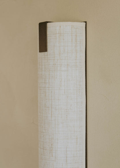 Aplique de aluminio acabado en óxido con pantalla de lino.