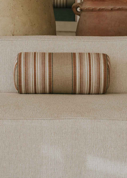 Rulo tapizado en tela con estampado de rayas.
