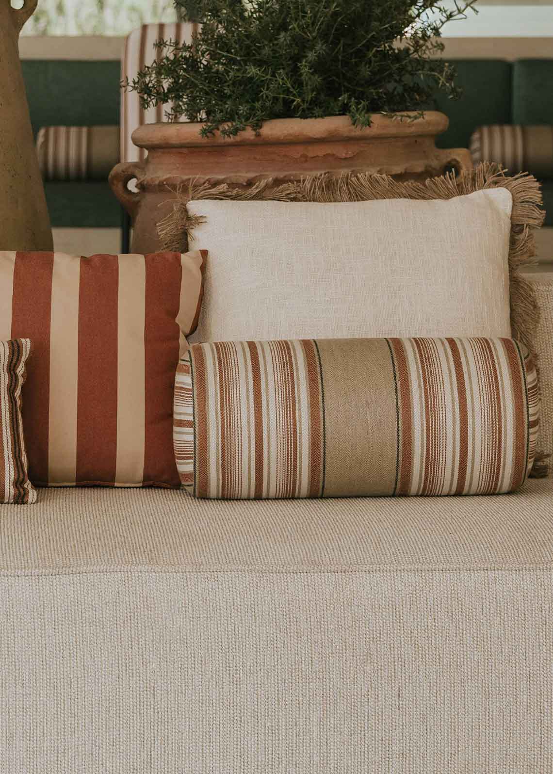 Rulo tapizado en tela con estampado de rayas.