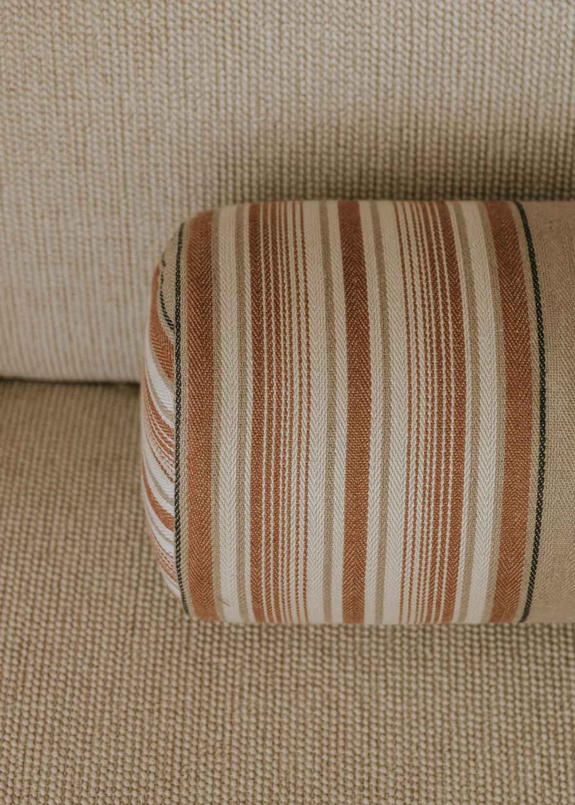 Rulo tapizado en tela con estampado de rayas.