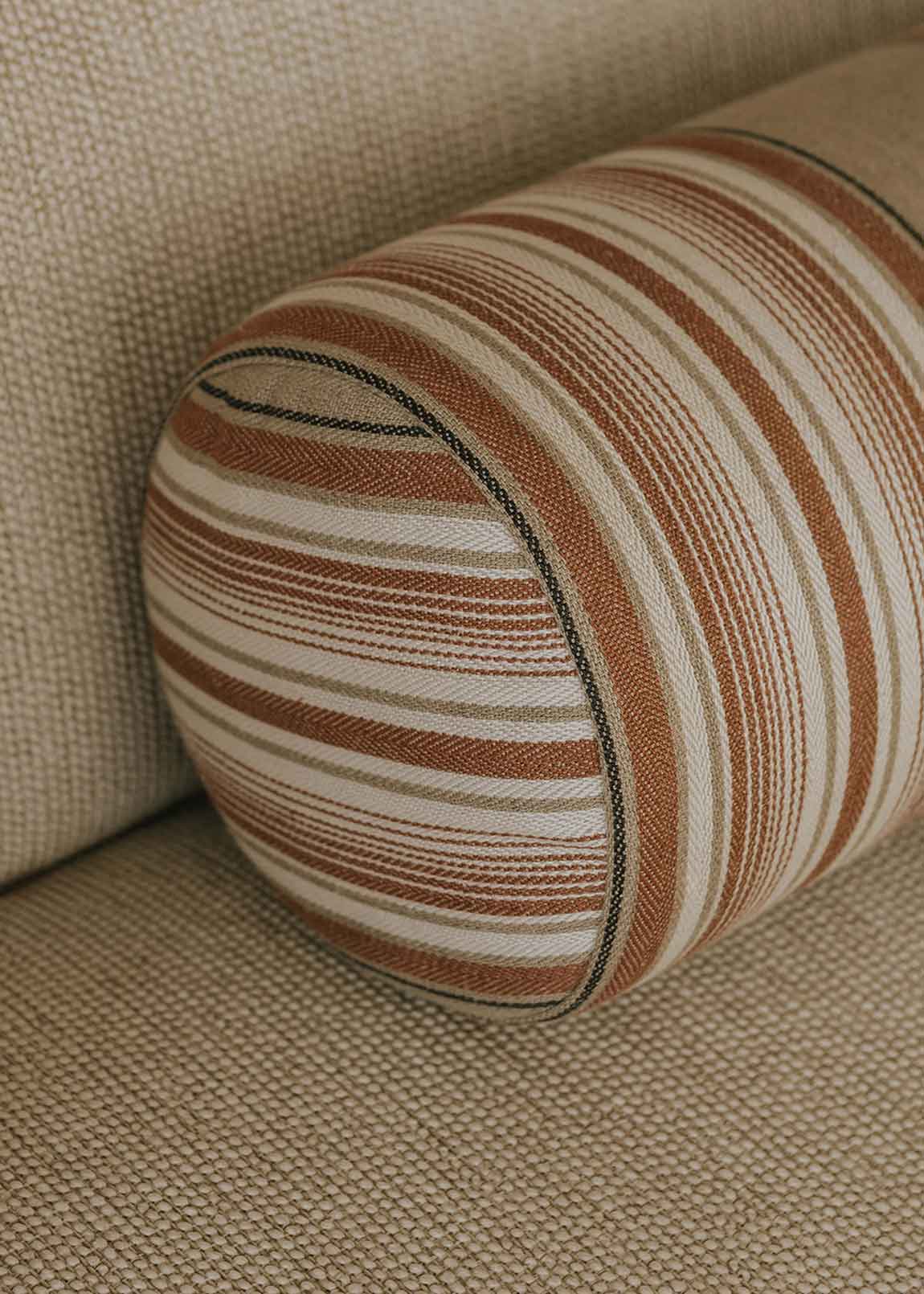 Rulo tapizado en tela con estampado de rayas.