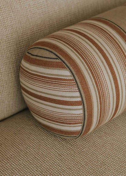 Rulo tapizado en tela con estampado de rayas.