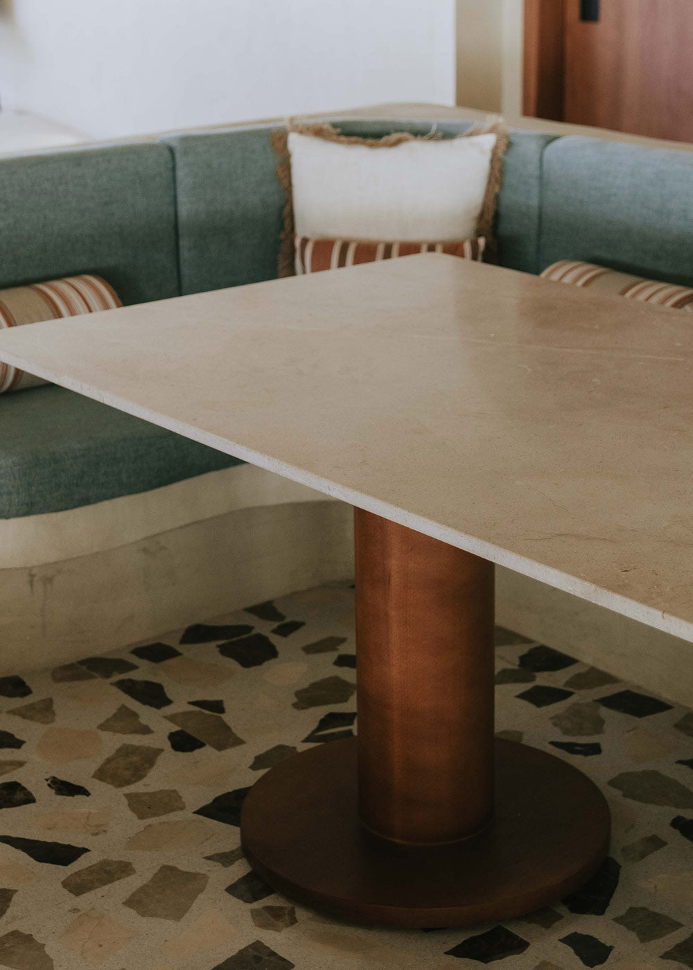 Mesa de comedor rectangular con sobre de caliza