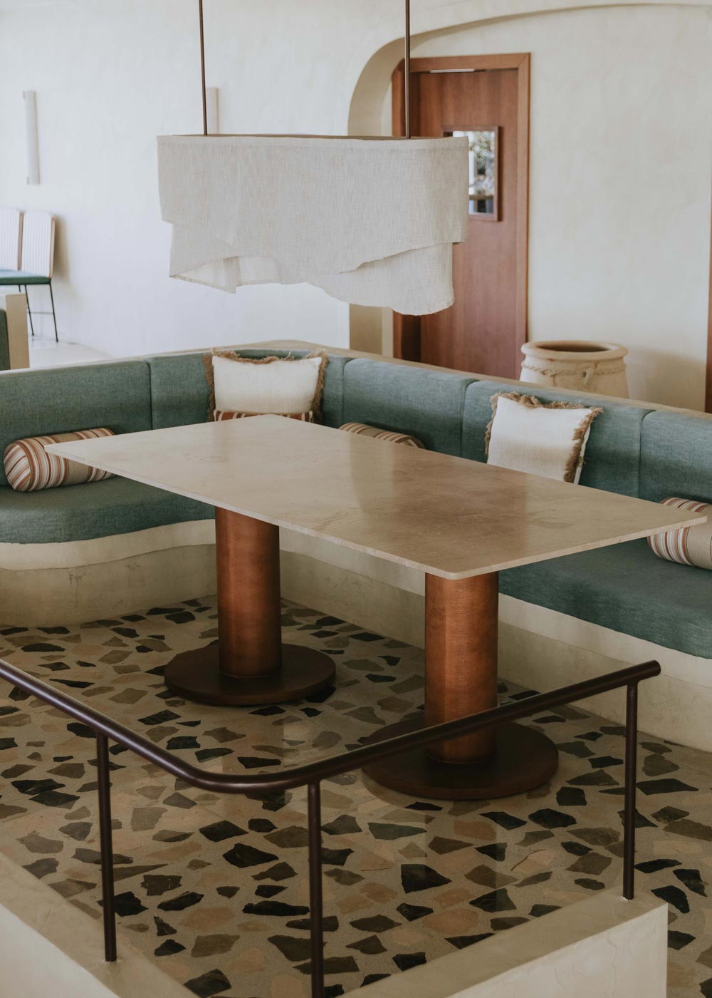 Mesa de comedor rectangular con sobre de caliza